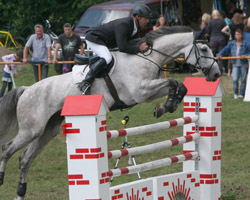 Beim Deutschen Championat der Berufsreiter in Bad Oeynhausen ging der achtjährige Casanova mit Matthias Granzow zwei schwere Parcours fehlerfrei und wurde insgesamt Zehnter.